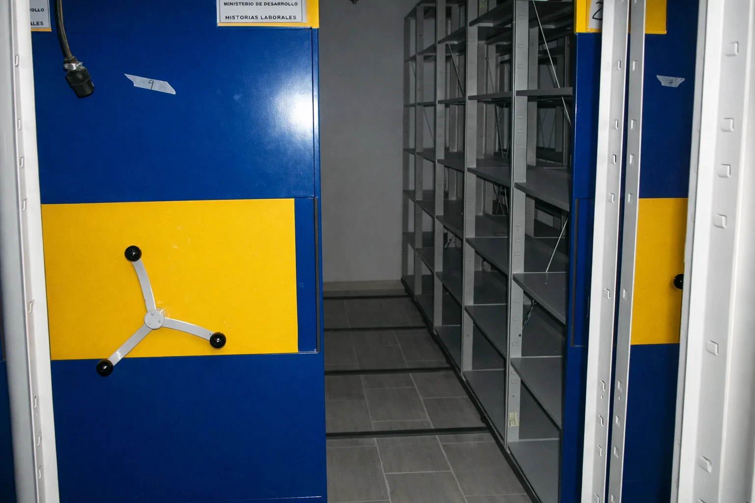 Gestión documental organizada en archivo rodante empresarial